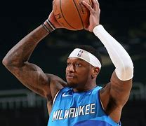 密尔沃基雄鹿迎荷甲关键赛；关键时刻篮板制胜；态度坚定；训练强度明显提升的简单介绍