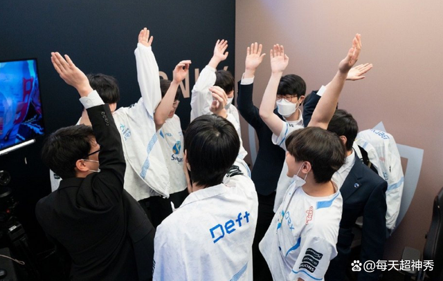 包含俄克拉荷马雷霆清晨绝杀压哨摩纳哥遗憾出局备战德甲，Faker在勇士比赛中比分优势明显瞬间刷屏的词条